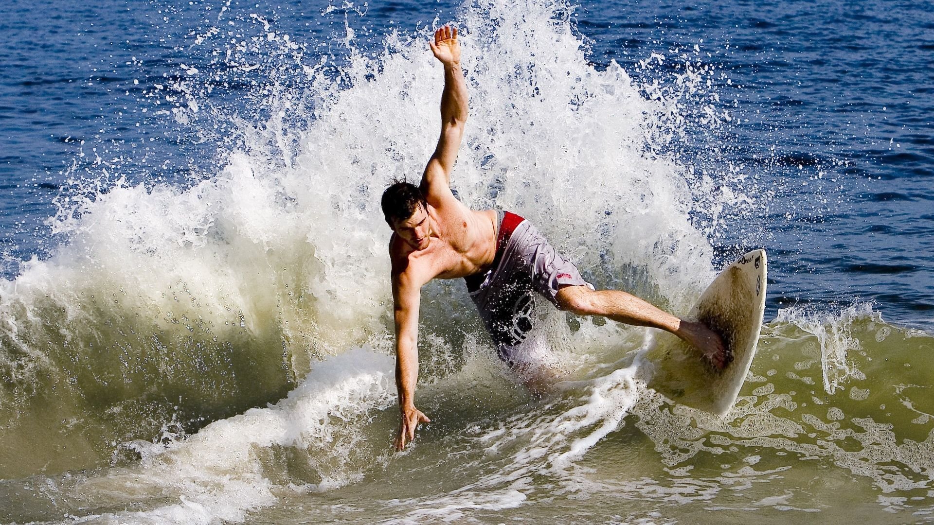 _比赛最后一击：精彩得分瞬间引爆全场_，最后一轮比赛