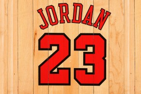 场上显神威：王强的三分命中率达到36%，一举奠定胜局，王强打多少分