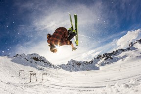 kaiyun网站-“天才”车手：分析比赛中获胜的关键技巧，赛车手的车技